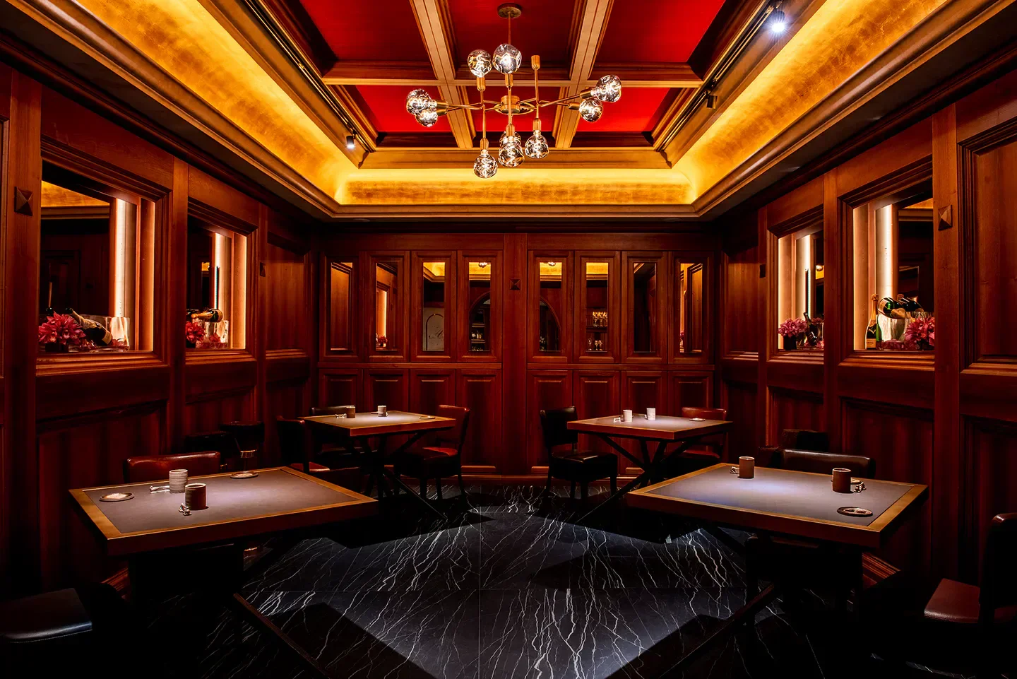 Cozy dining room at Achilli al Parlamento in Rome with tables and elegant decor