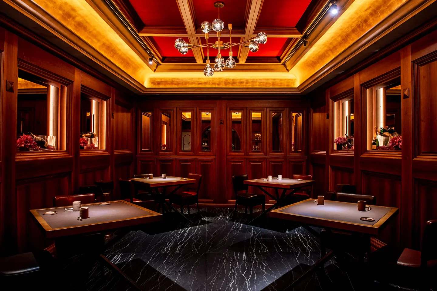Cozy dining room at Achilli al Parlamento in Rome with tables and elegant decor