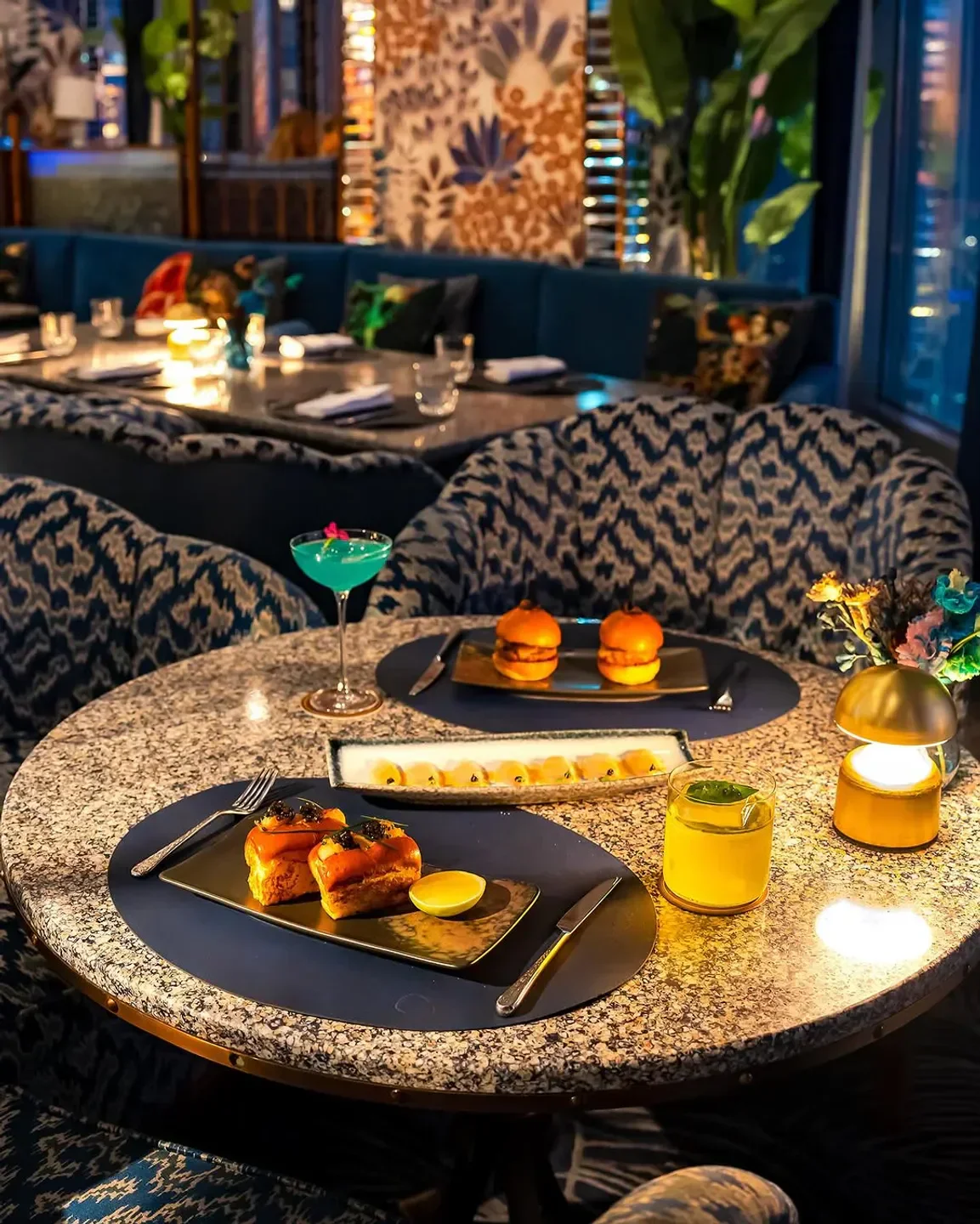 Atmosphere Burj Khalifa restaurant in Dubai: fine dining with cocktails and snacks.