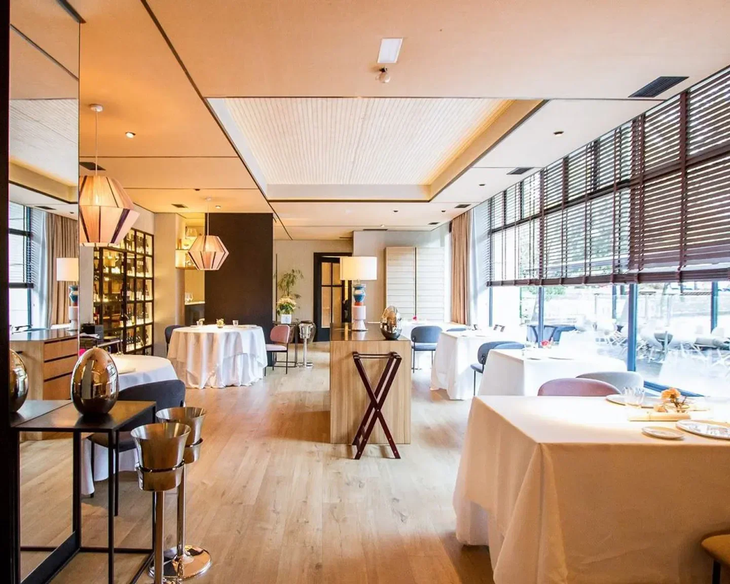 Elegant dining room at Clos restaurant in Madrid, with stylish tables and lighting.