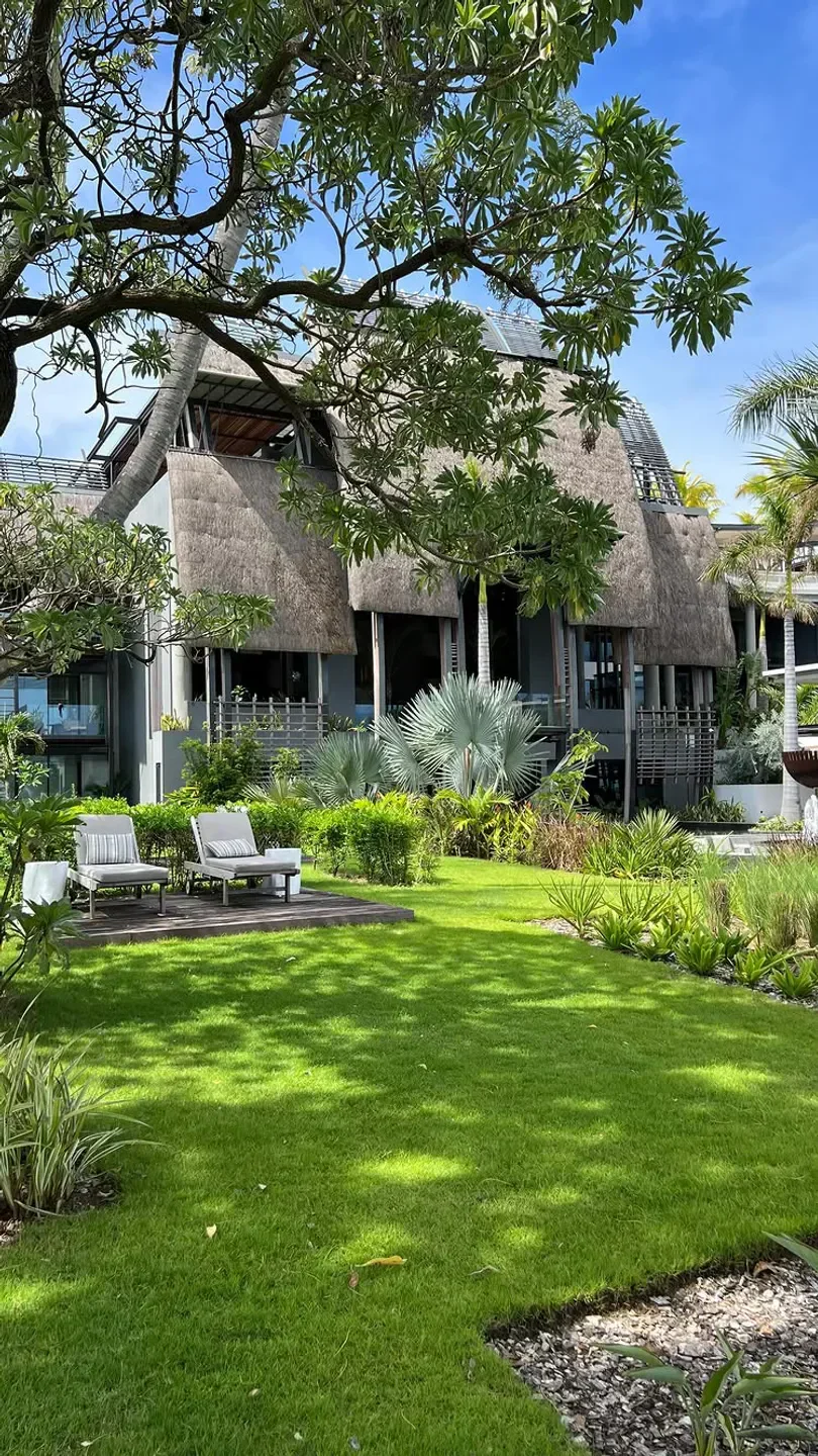 Relaxing outdoor space at Eden Rose restaurant in Luxembourg, with lush greenery.