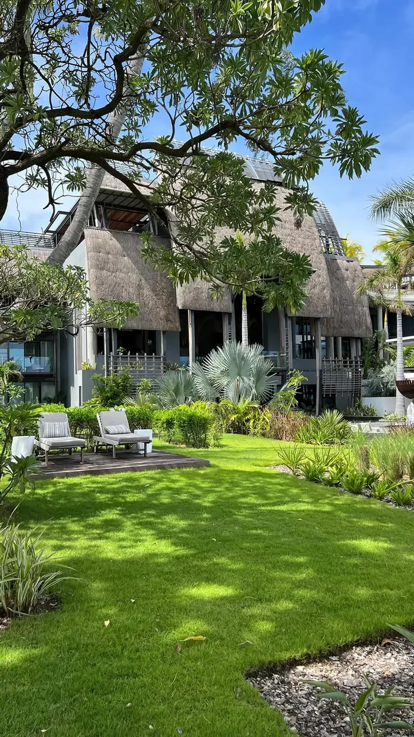 Relaxing outdoor space at Eden Rose restaurant in Luxembourg, with lush greenery.