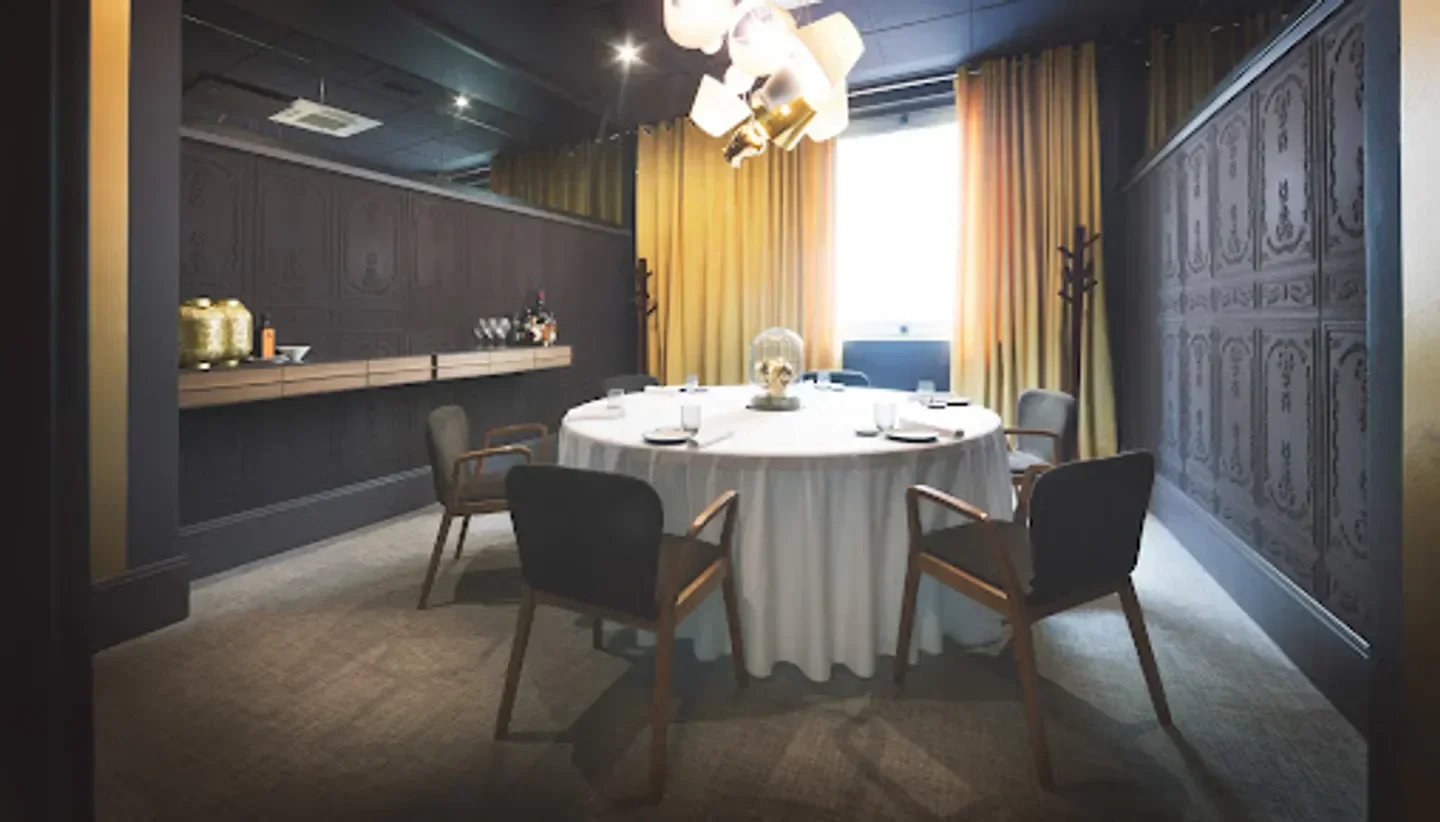 Elegant dining room interior at El Poblet restaurant in Valencia, with a round table.