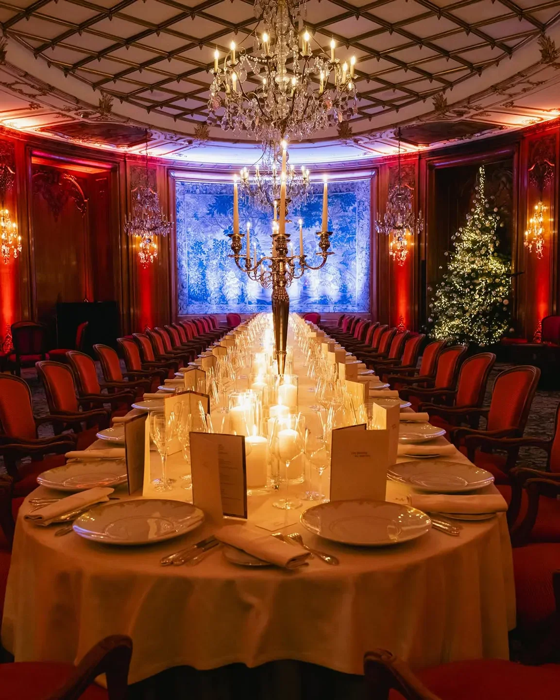 Elegant dining room at Épicure restaurant in Paris, featuring candlelit table setting.