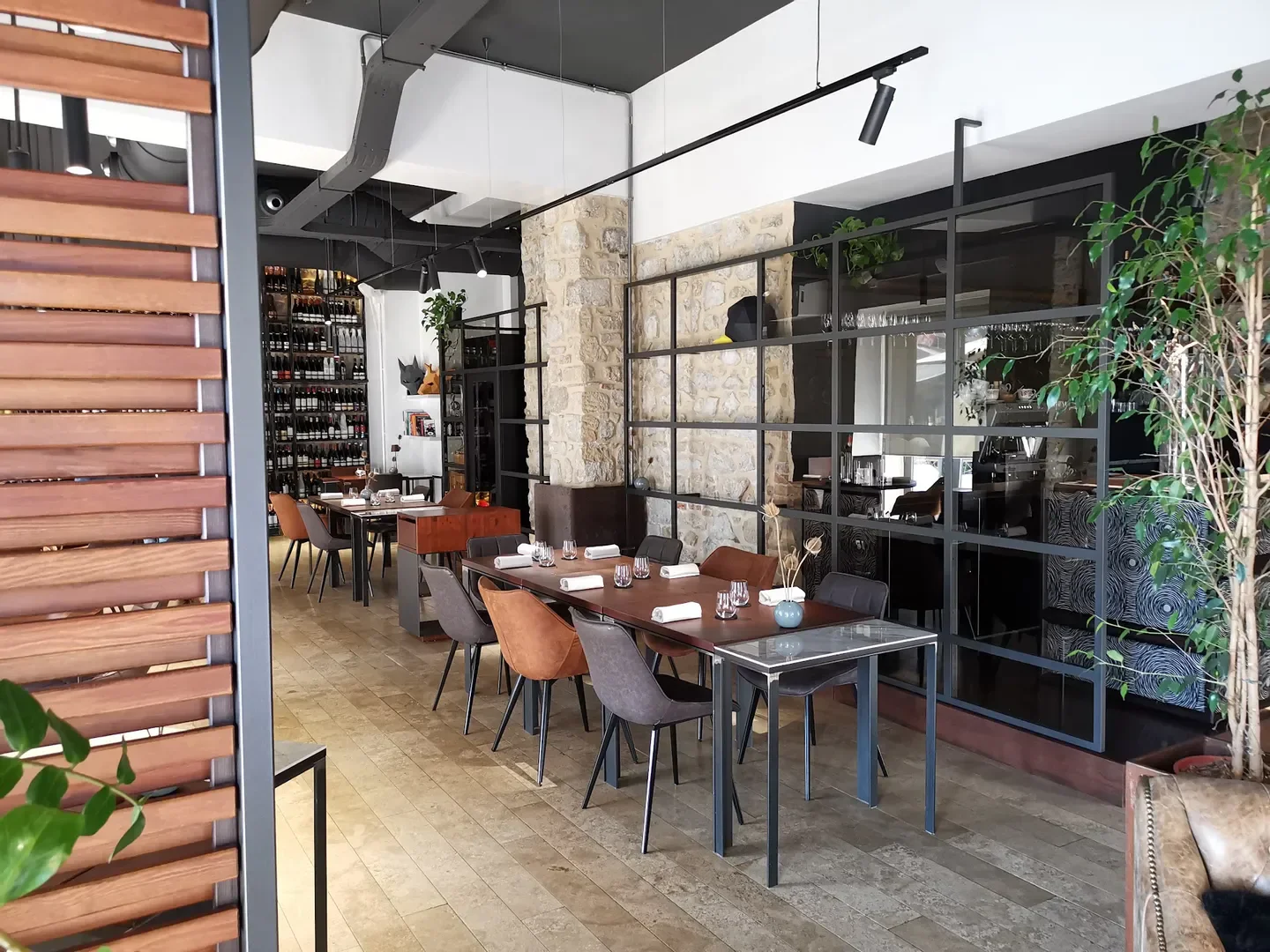 Essenza Simone Nardoni restaurant interior in Lazio with dining tables and decor
