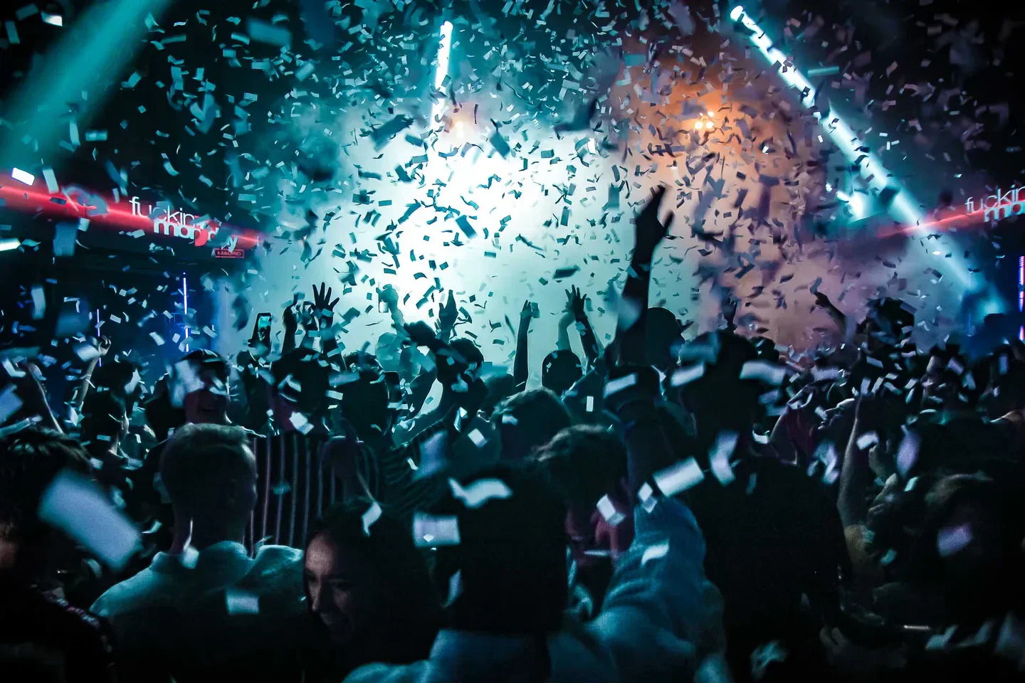 Icon Club in Madrid: Confetti shower and dancing crowd during a night out.