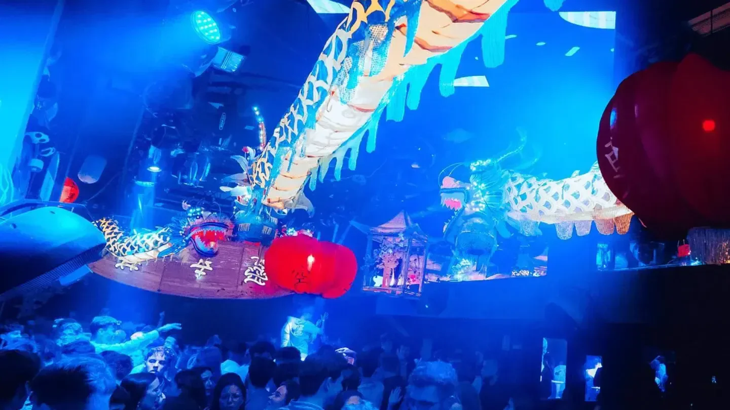Indiana nightclub in Valencia with dragon decor and party scene with people.