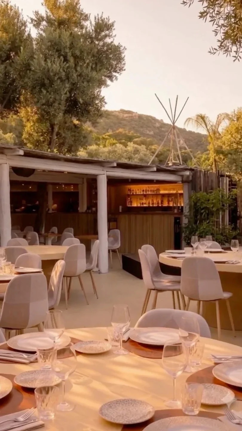 Elegant outdoor seating at Jerò restaurant in Porto Cervo with beautifully set tables and a bar area