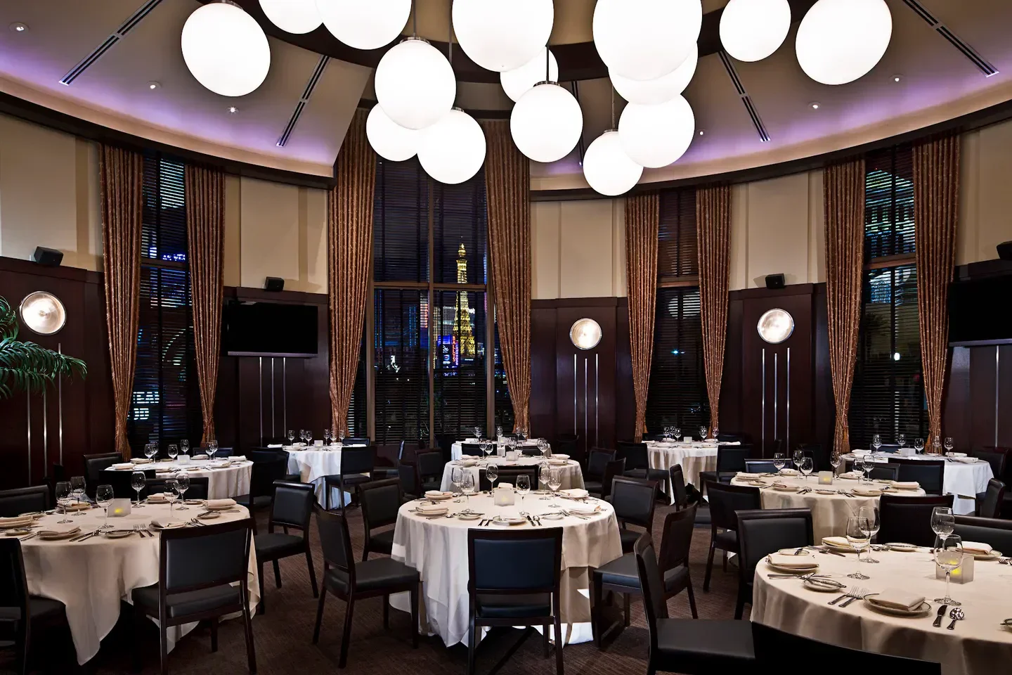 Interior of Joe's Seafood, Prime Steak & Stone Crab - Las Vegas with city views at night