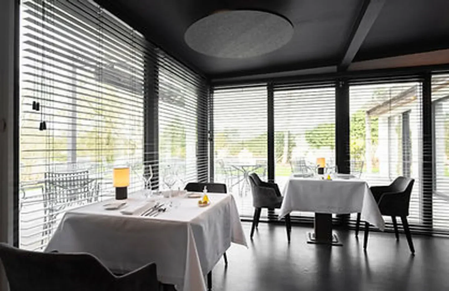 Elegant dining room at La Table Benjamin Laborie in Brussels, with natural light and tables.