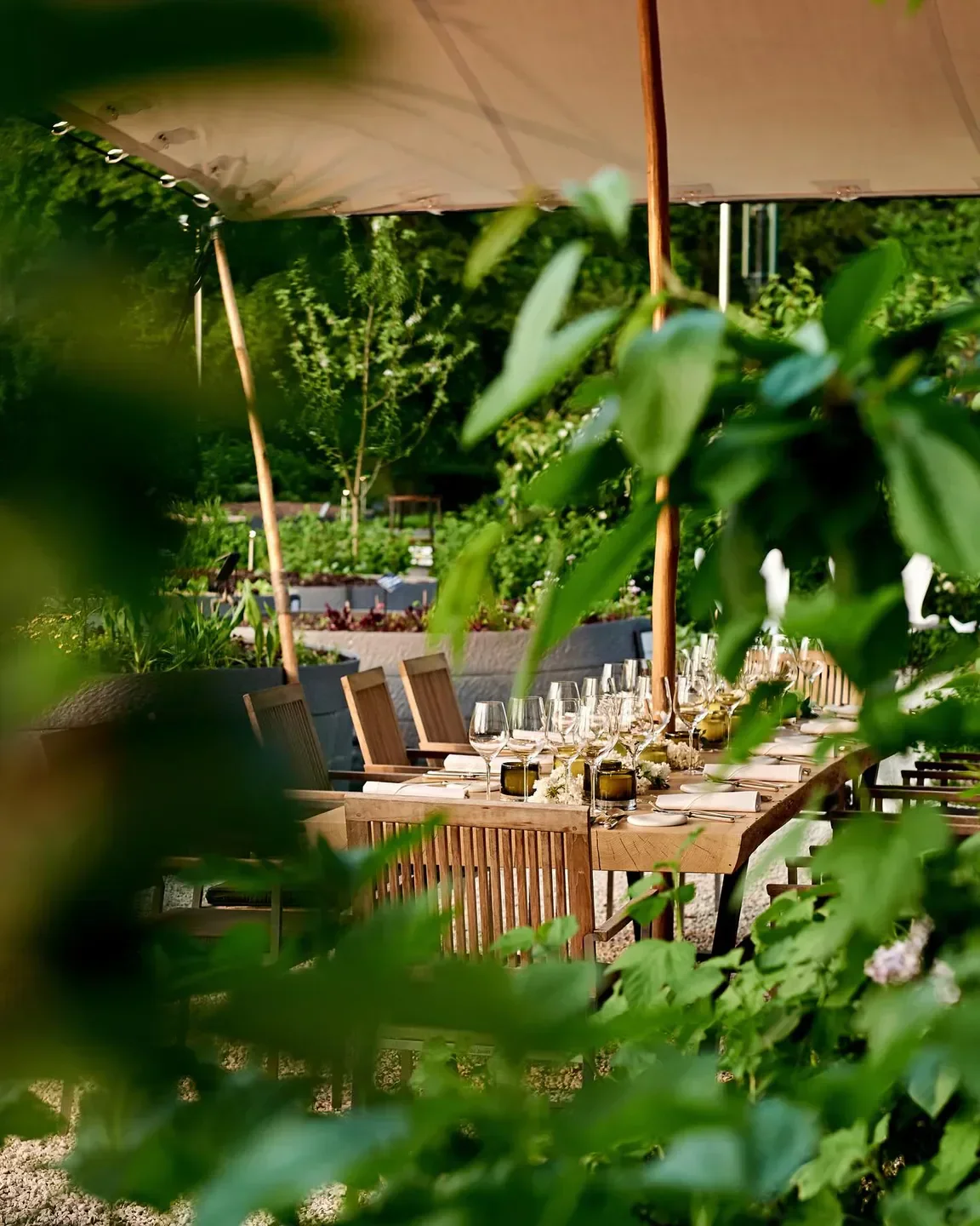 Outdoor dining at Le Chalet de la Forêt restaurant in Brussels, with lush greenery.