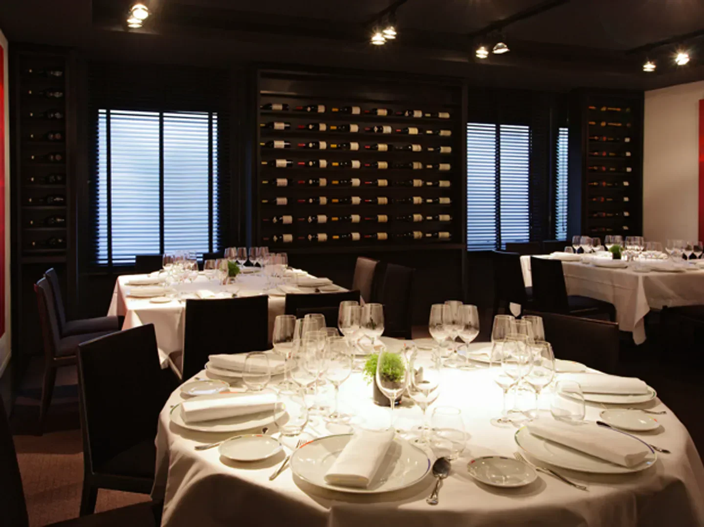 Elegant dining room at Le Chiberta restaurant in Paris, featuring fine dining tables