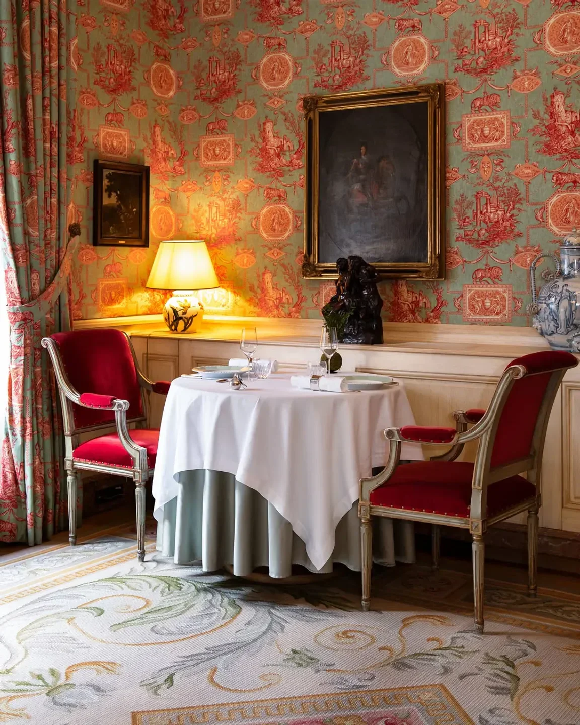 Elegant dining room interior at Le Clarence restaurant in Paris, featuring ornate wallpaper and decor.