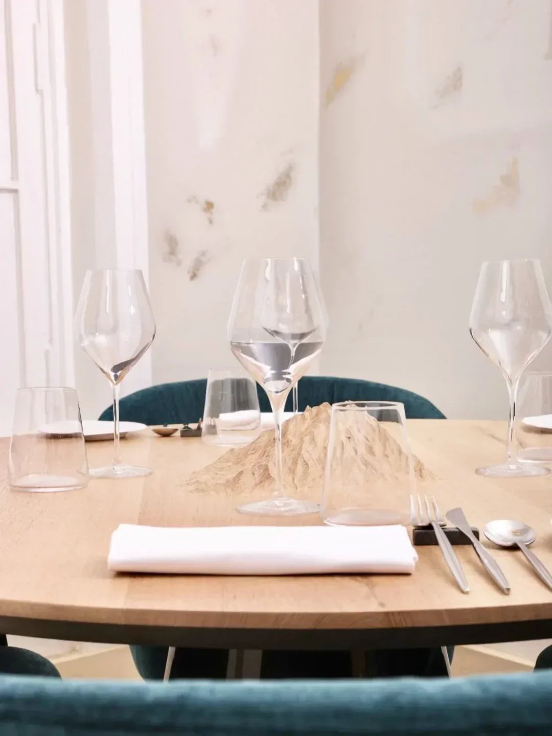 Elegant table setting at Le Faham by Kelly Rangama in Paris, featuring artful mountain decor