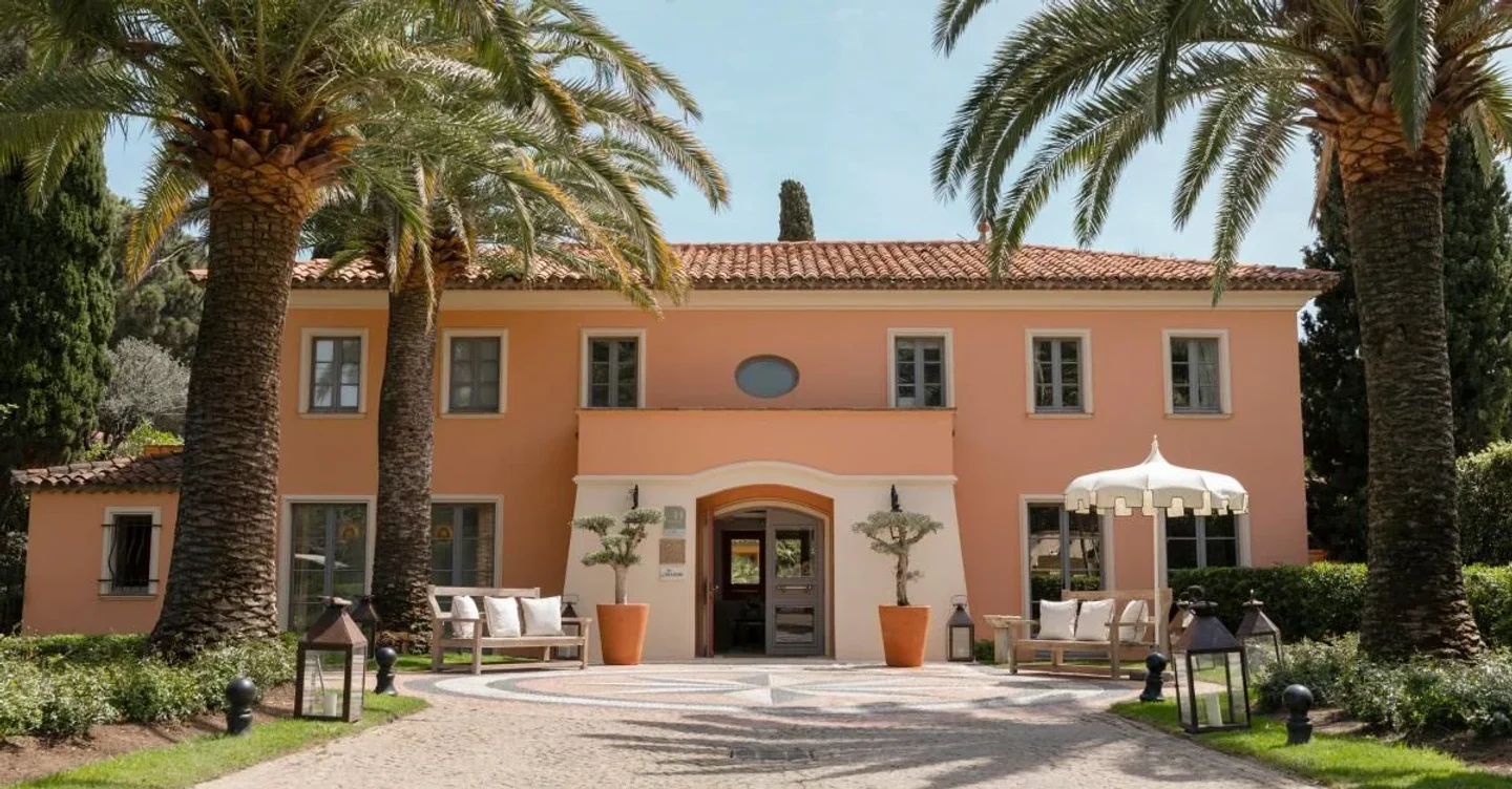 Le Jardin de la Bastide restaurant exterior in Saint Tropez with palm trees and elegant entrance