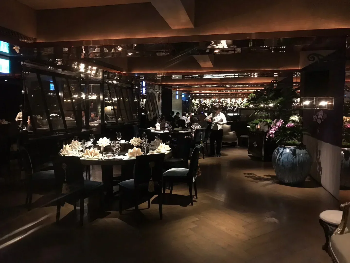 Elegant dining area at Le Palais restaurant in Taipei, featuring floral centerpieces.
