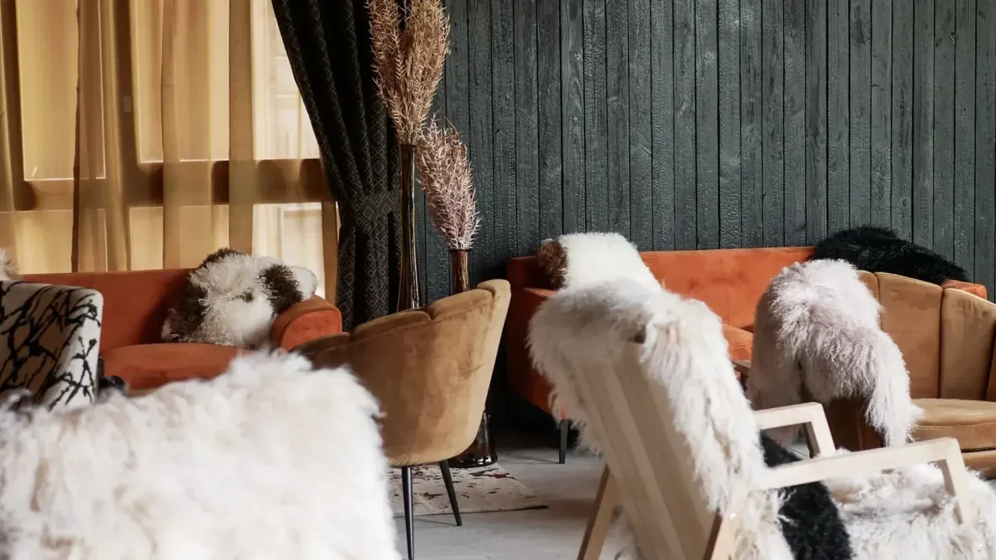 Cozy seating area at Les Cimes restaurant in Tignes, featuring stylish furniture and decor.