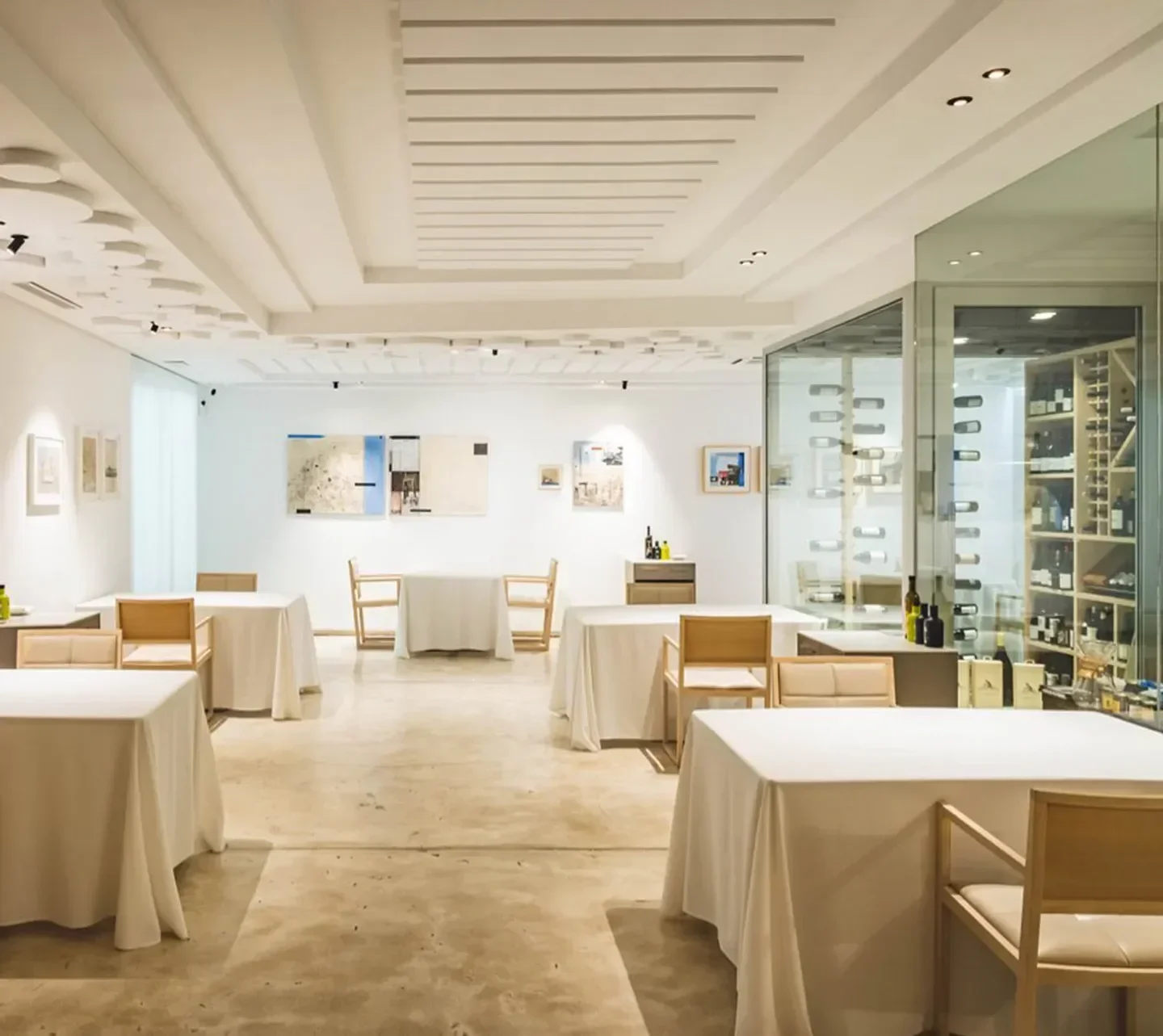 Elegant dining room at Lienzo restaurant in Valencia, featuring a minimalist design.