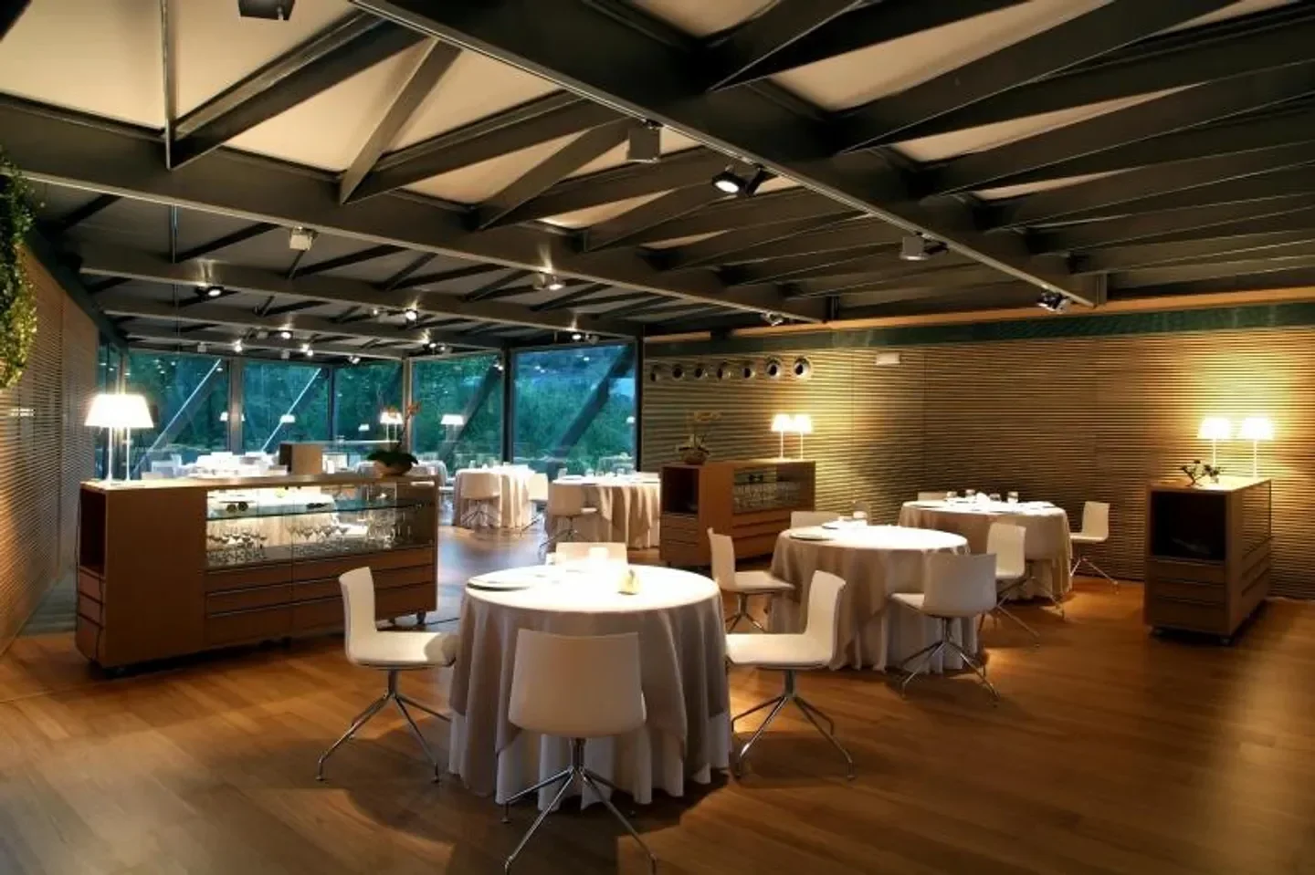 Interior of L'Ó restaurant in Barcelona with modern decor, tables and natural light.
