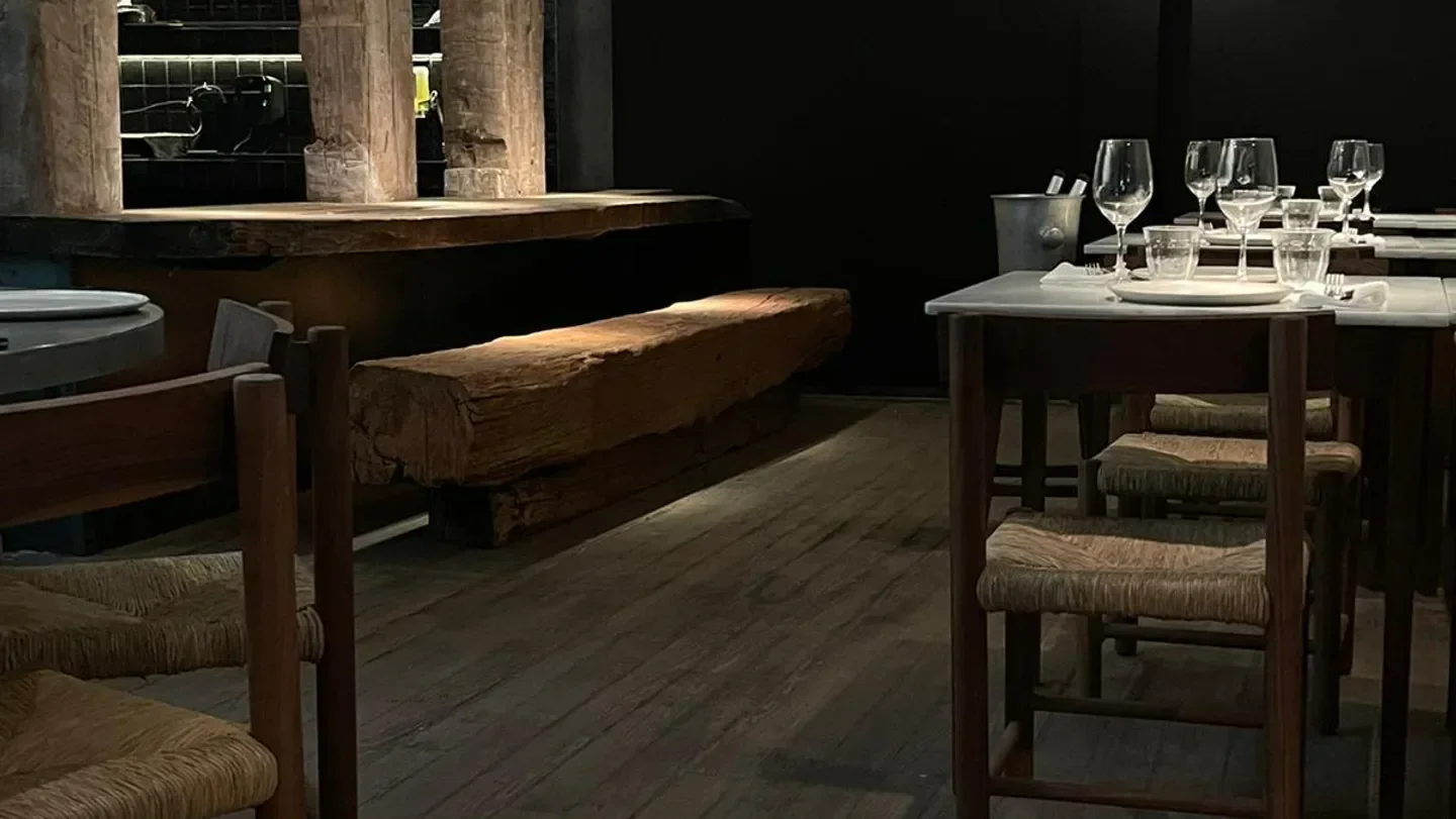 Elegant dining space at LOS 33 in Madrid, featuring rustic wood and table settings.