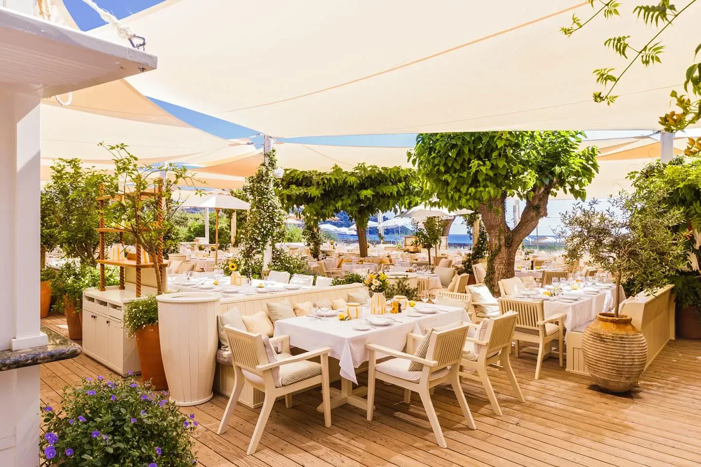 Outdoor dining at Loulou Ramatuelle in Saint-Tropez, under a canopy of shade.