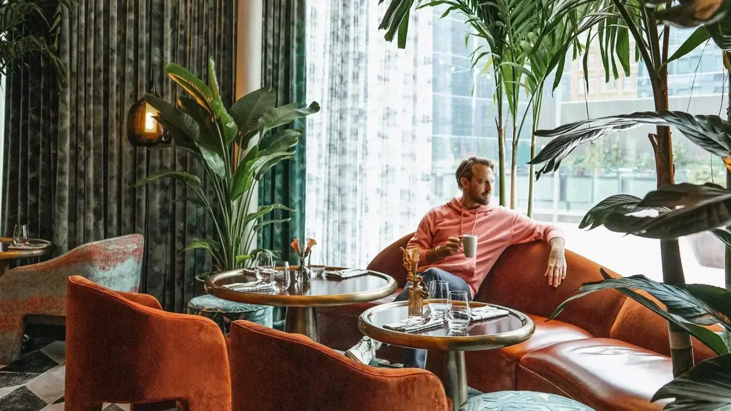 Manhattan at Intercontinental, Tokyo: stylish restaurant with guest enjoying coffee