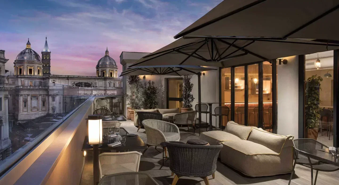 Mùn Rooftop Cocktail Bar in Rome with city views and evening ambiance
