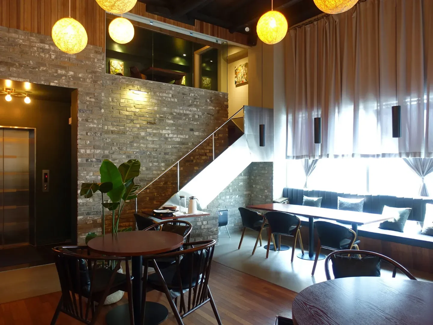 Interior view of Muoki restaurant in Seoul, featuring stylish tables and ambiance.