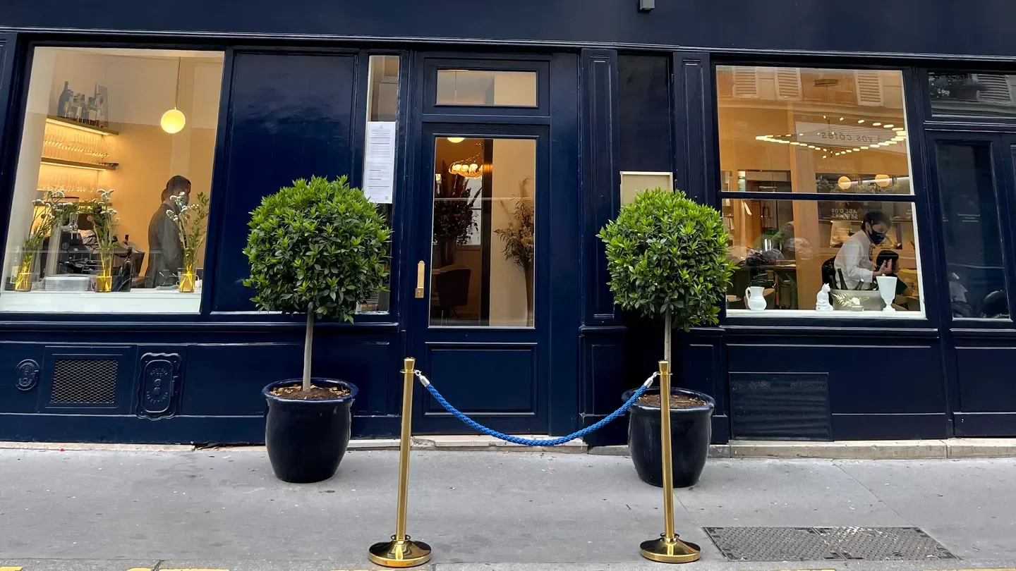 Exterior of Neige d'Été restaurant in Paris with a classic entrance design.