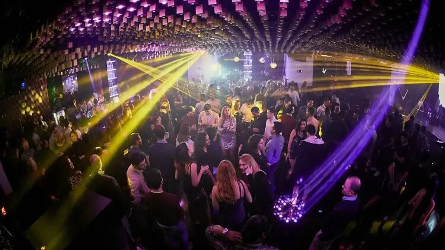 Energetic dance floor at Oh my Club in Madrid, with dazzling lights and a crowd.