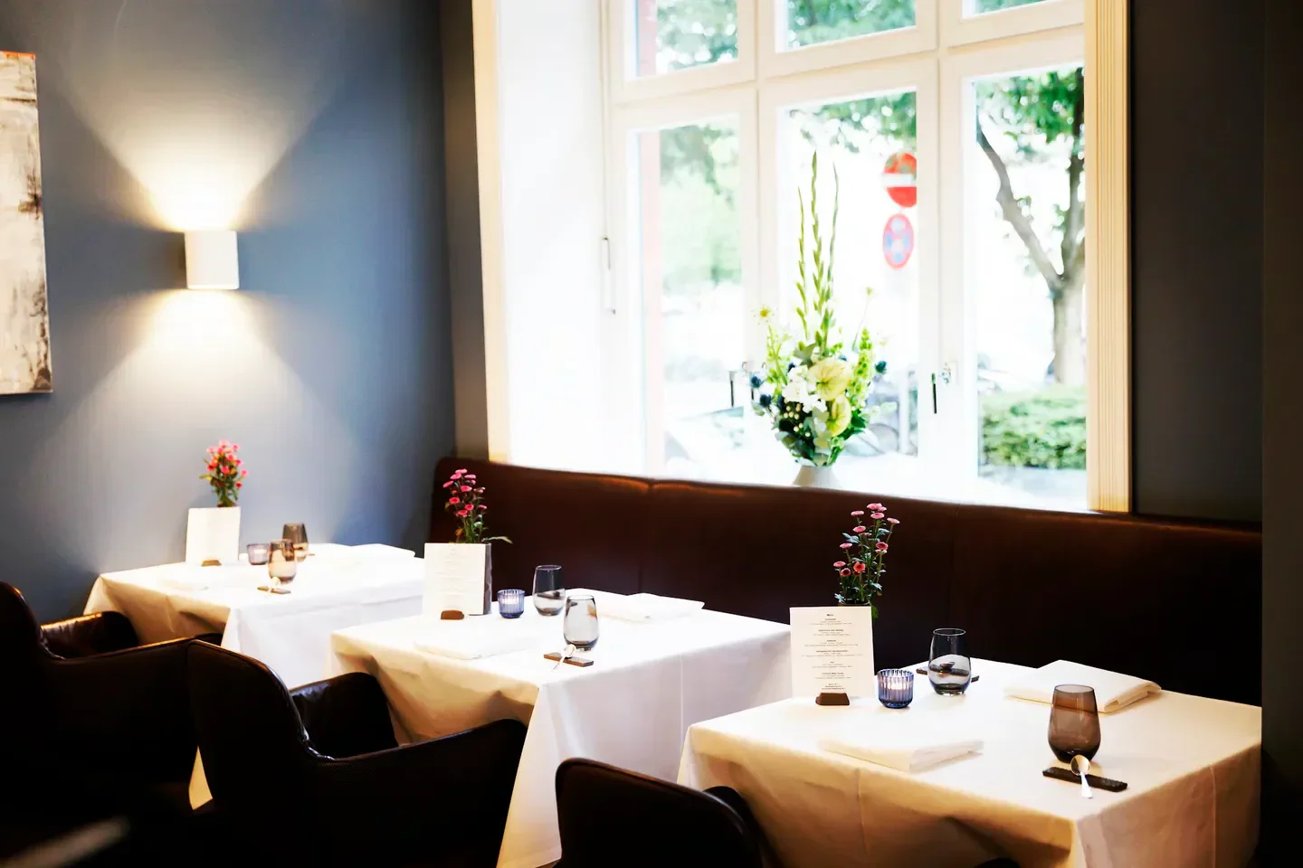Cozy dining area at Petit Amour restaurant in Hamburg with elegant table settings