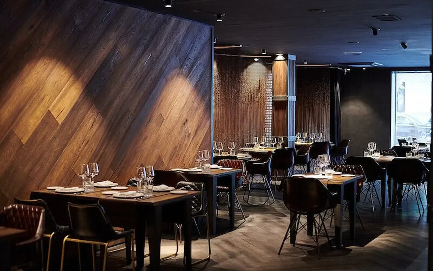 Interior of PIANTAO restaurant in Madrid, featuring wooden walls and elegant table settings