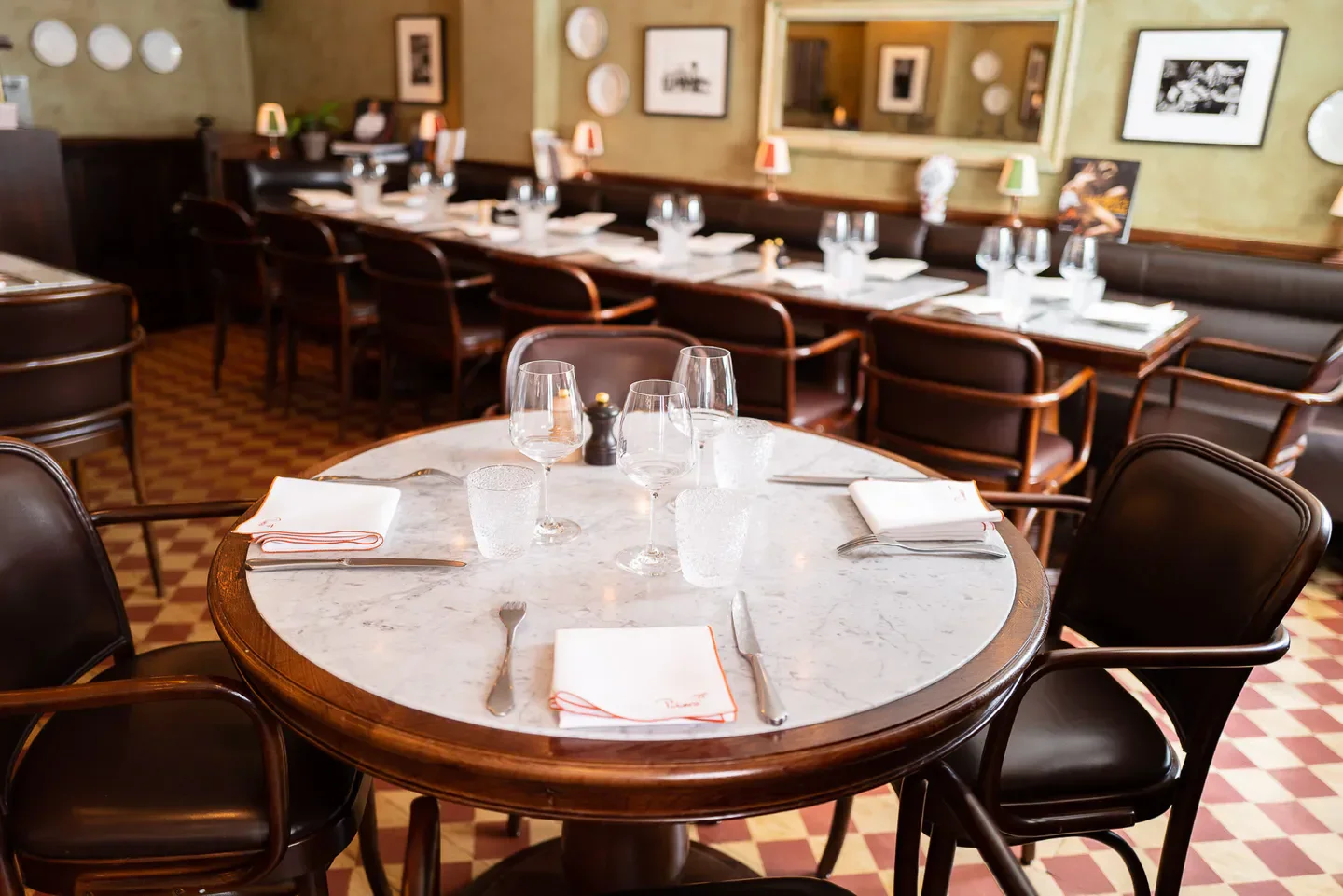 Stylish dining at Piero TT restaurant in Paris, featuring a round table setting.
