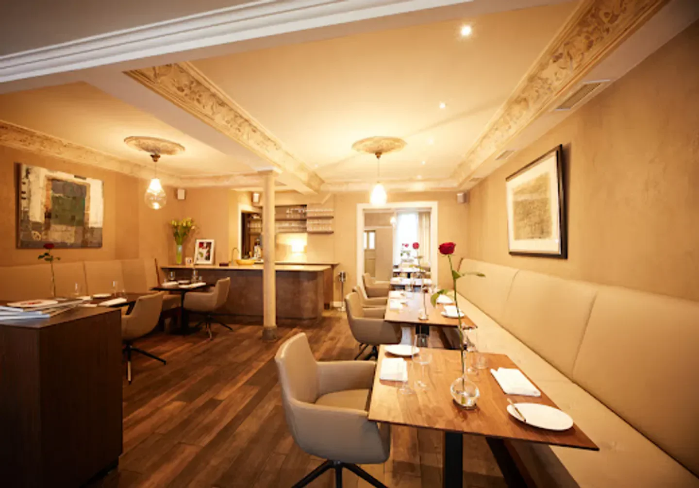 Cozy interior of Piment restaurant in Hamburg, featuring elegant tables and decor