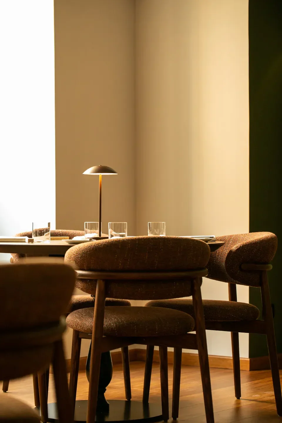Cozy dining area at Pulejo restaurant in Rome, featuring elegant table setting.