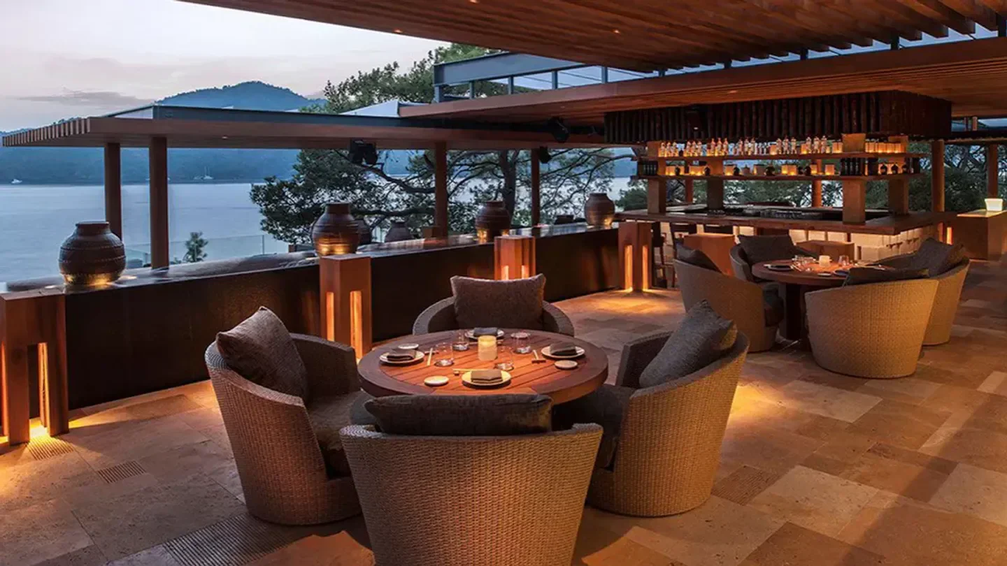 Elegant outdoor dining at Q Lounge & Restaurant in Doha, with waterfront views