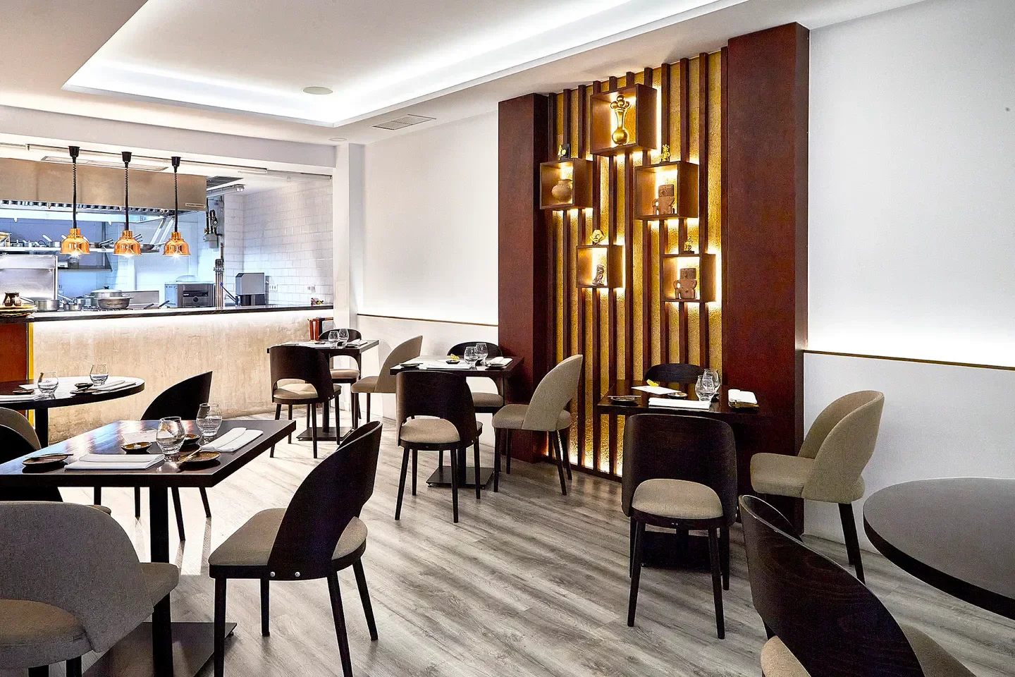 Elegant dining area at Quimbaya restaurant in Madrid, with stylish decor and ambiance.