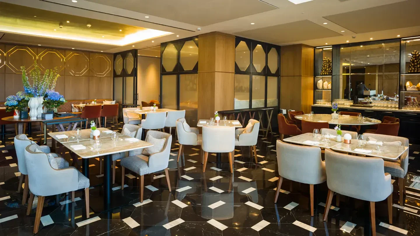 Elegant interior of Quirat restaurant in Barcelona, with stylish tables and a modern design.