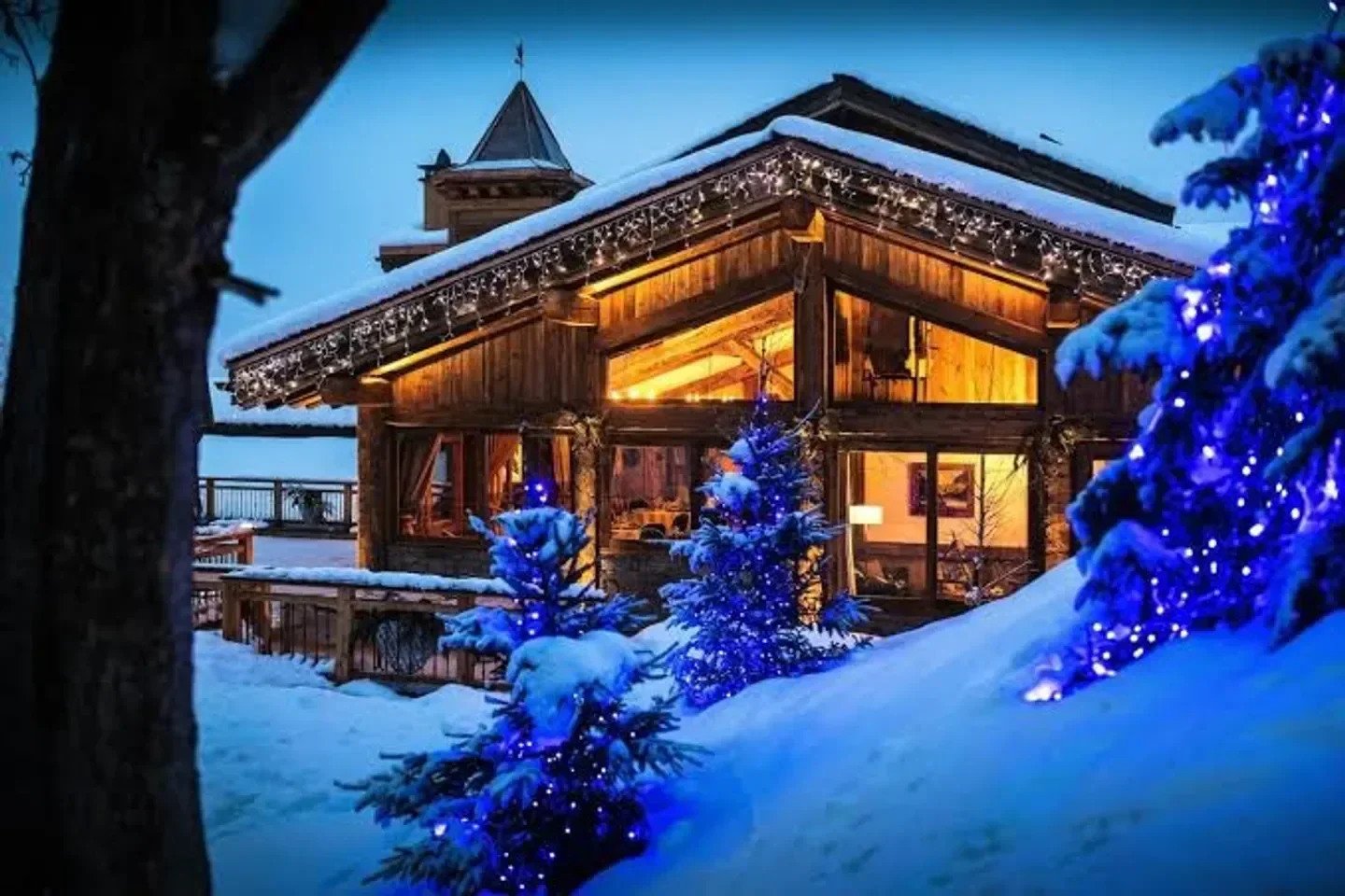 Cozy winter scene at René et Maxime Meilleur La Bouitte restaurant in Meribel, France.