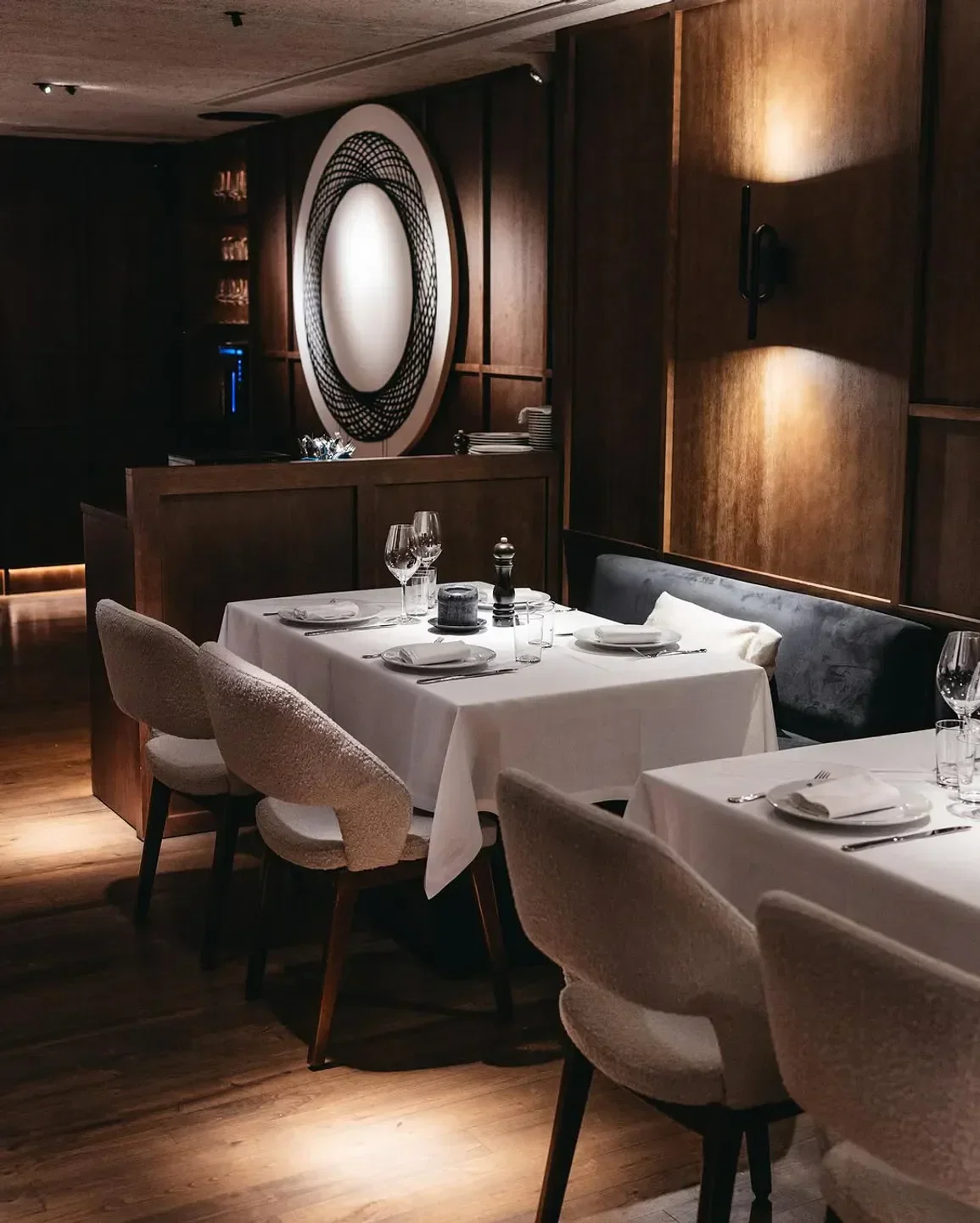 Cozy dining area at Restaurante Lana Madrid, featuring elegant tables and ambiance in Madrid.