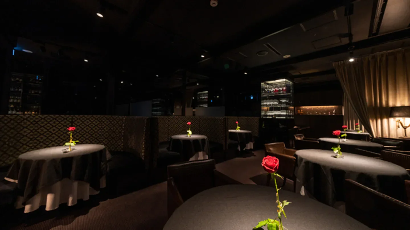 Cozy dining area at Ristorante Hiro Aoyama in Tokyo, featuring romantic rose centerpieces.