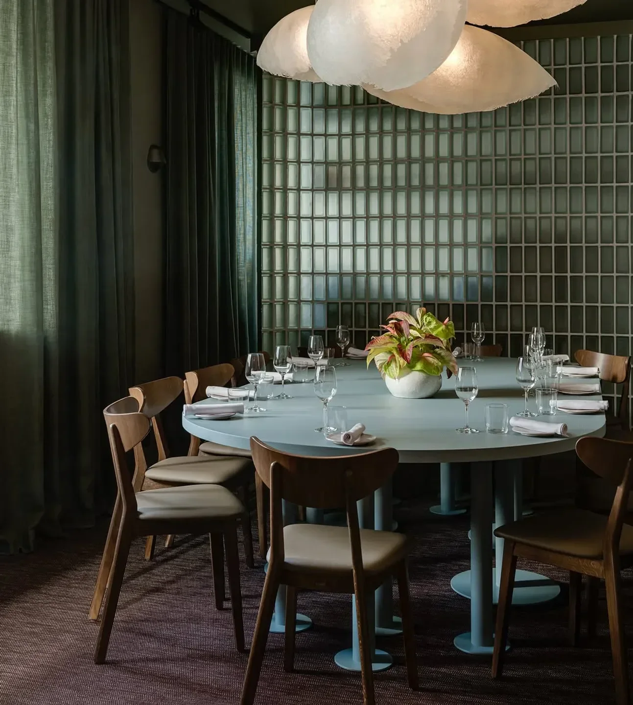 Elegant dining room at Rozbrat 20 restaurant in Warsaw, featuring a stylish round table.