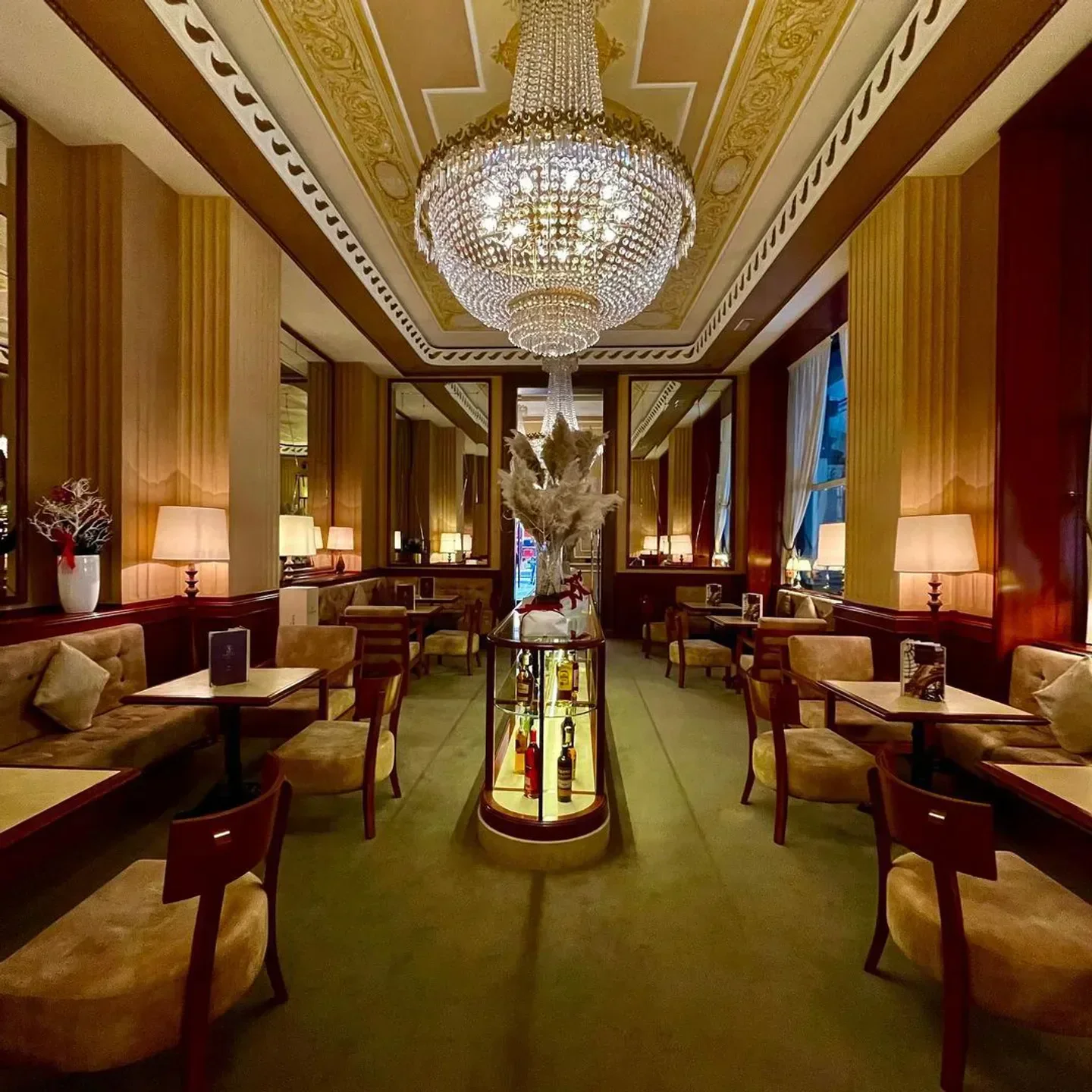 Elegant dining area at Savini Milano 1867 restaurant in Milan, featuring chandeliers and decor