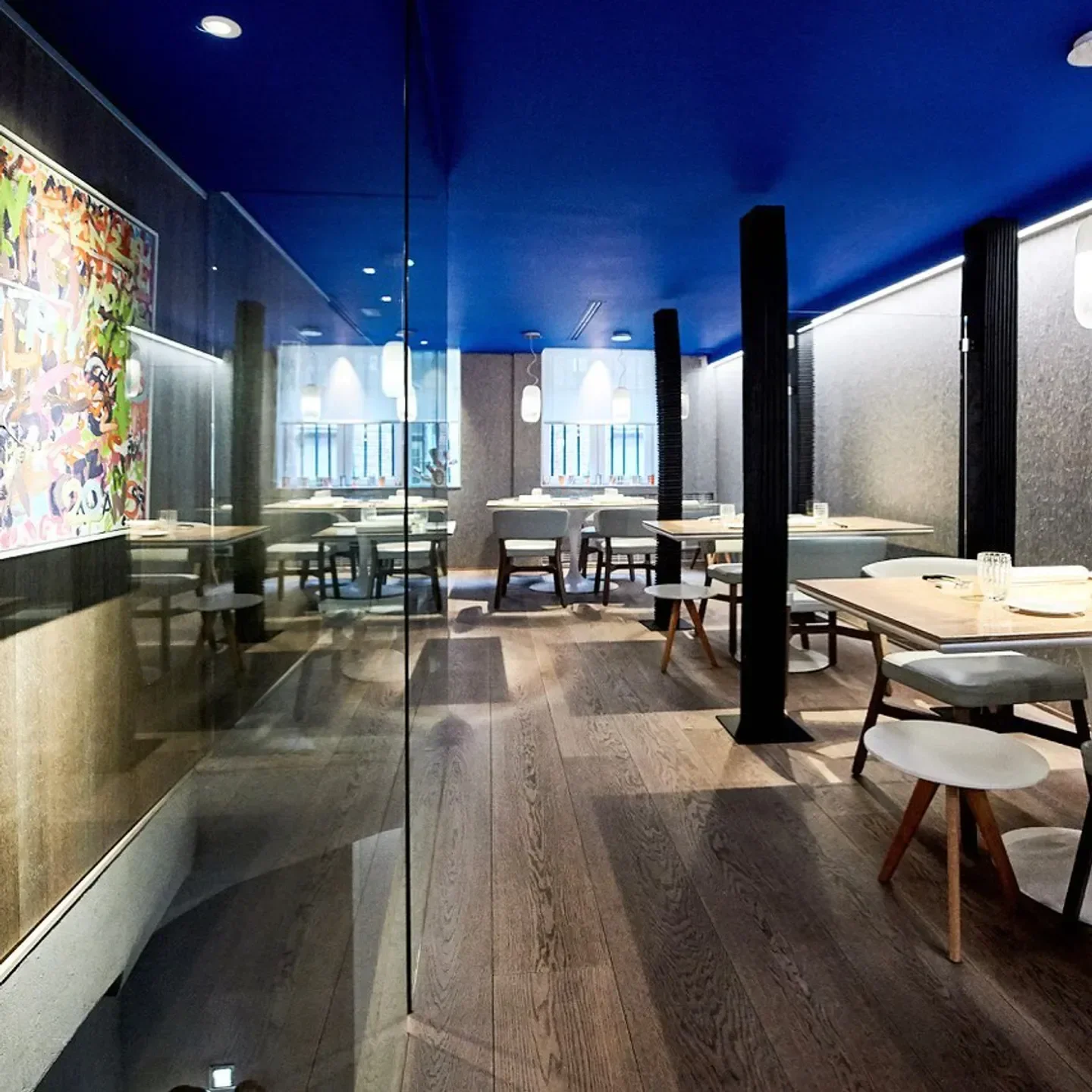 senzanome restaurant in Brussels, modern interior with wood flooring and blue ceiling