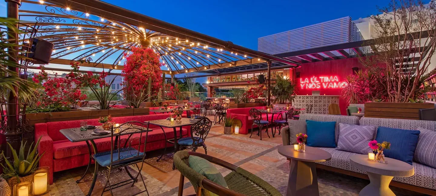 Rooftop ambiance at Serena Miami, showcasing stylish seating and vibrant decor.