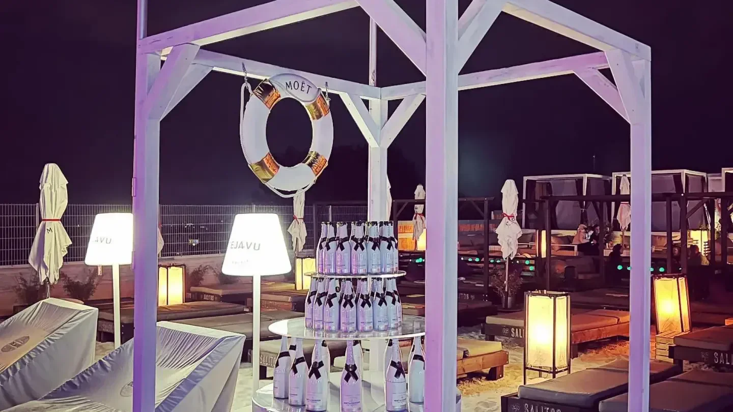 Night view of Sky & Sand Beach Club in Hamburg, with lounge area and bar setup.