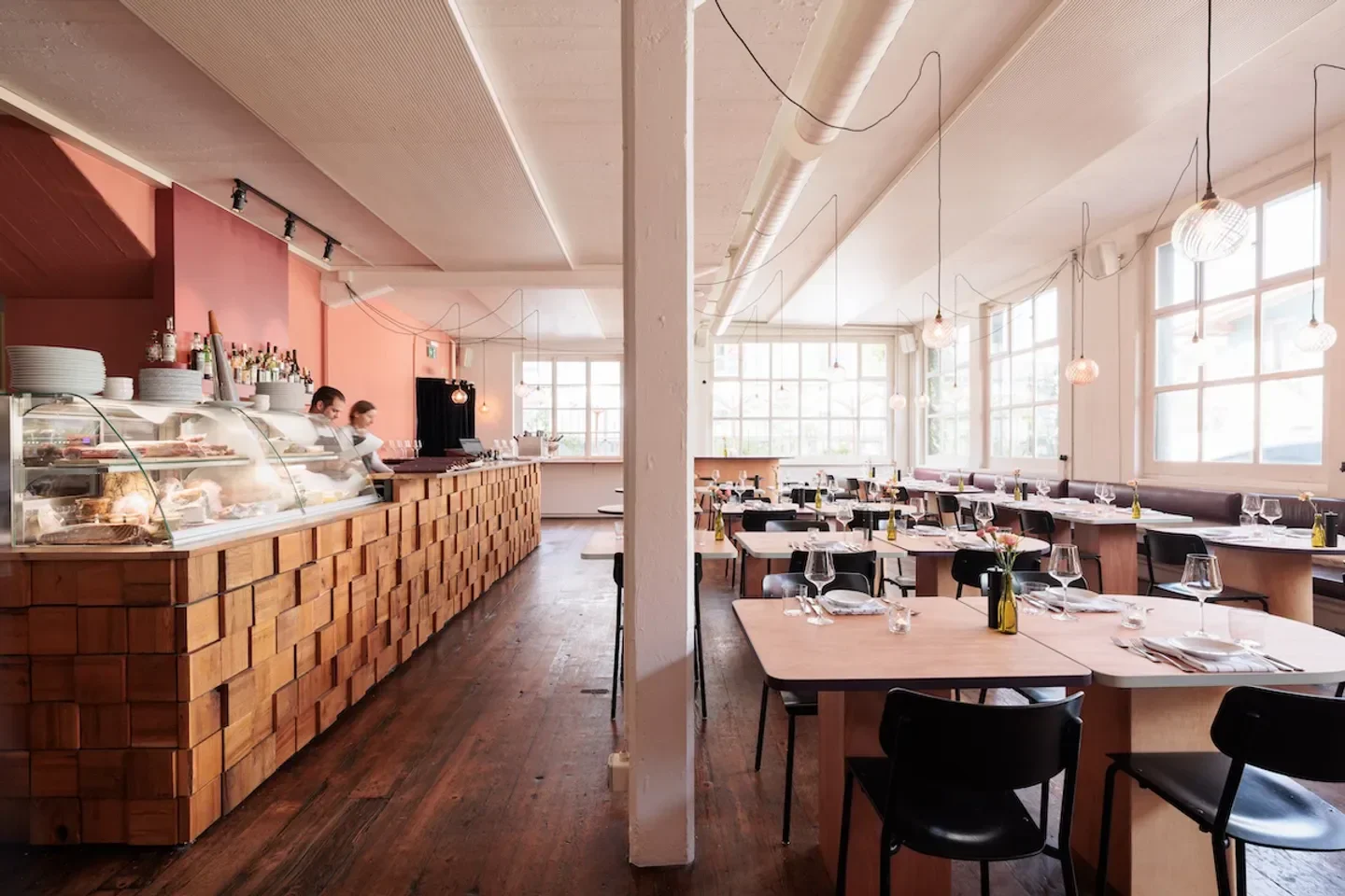 Interior of SMITH & de LUMA restaurant in Zurich, featuring bar and dining area.