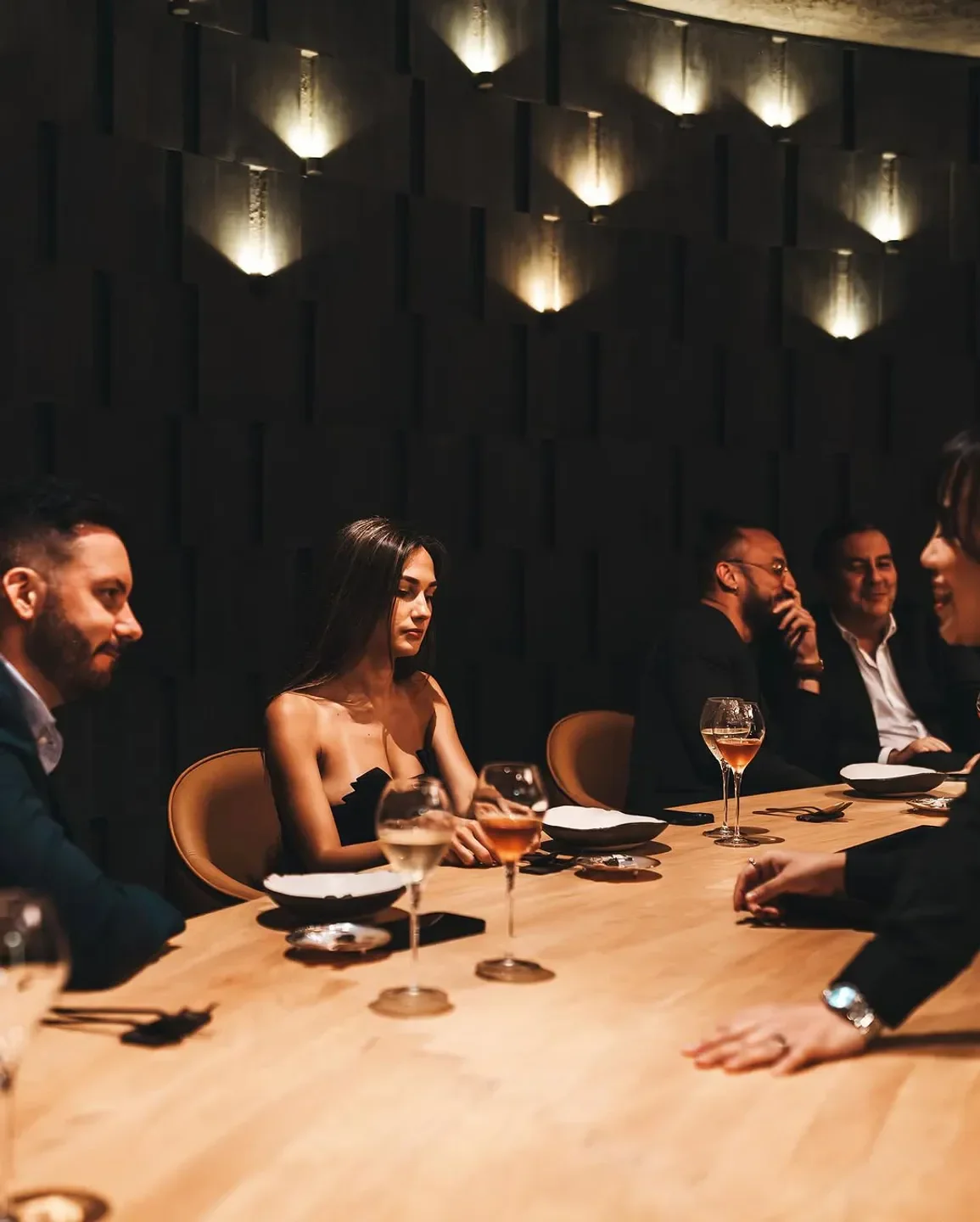 Dining experience at Smoked Room Dubai, featuring elegant ambiance and guests enjoying drinks.