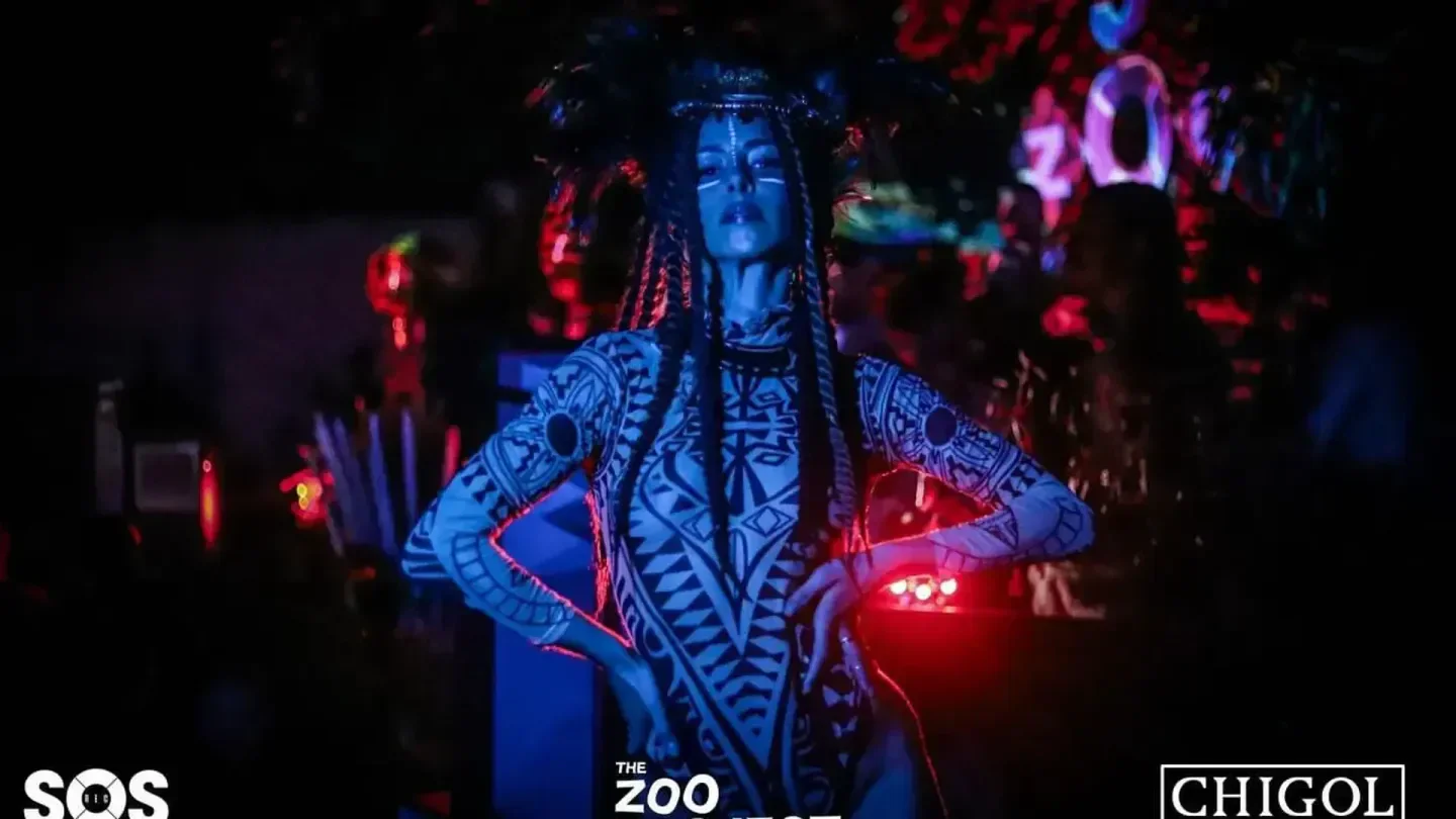 Stylish performer at SOS nightclub in Tulum, featuring tribal-inspired body art.