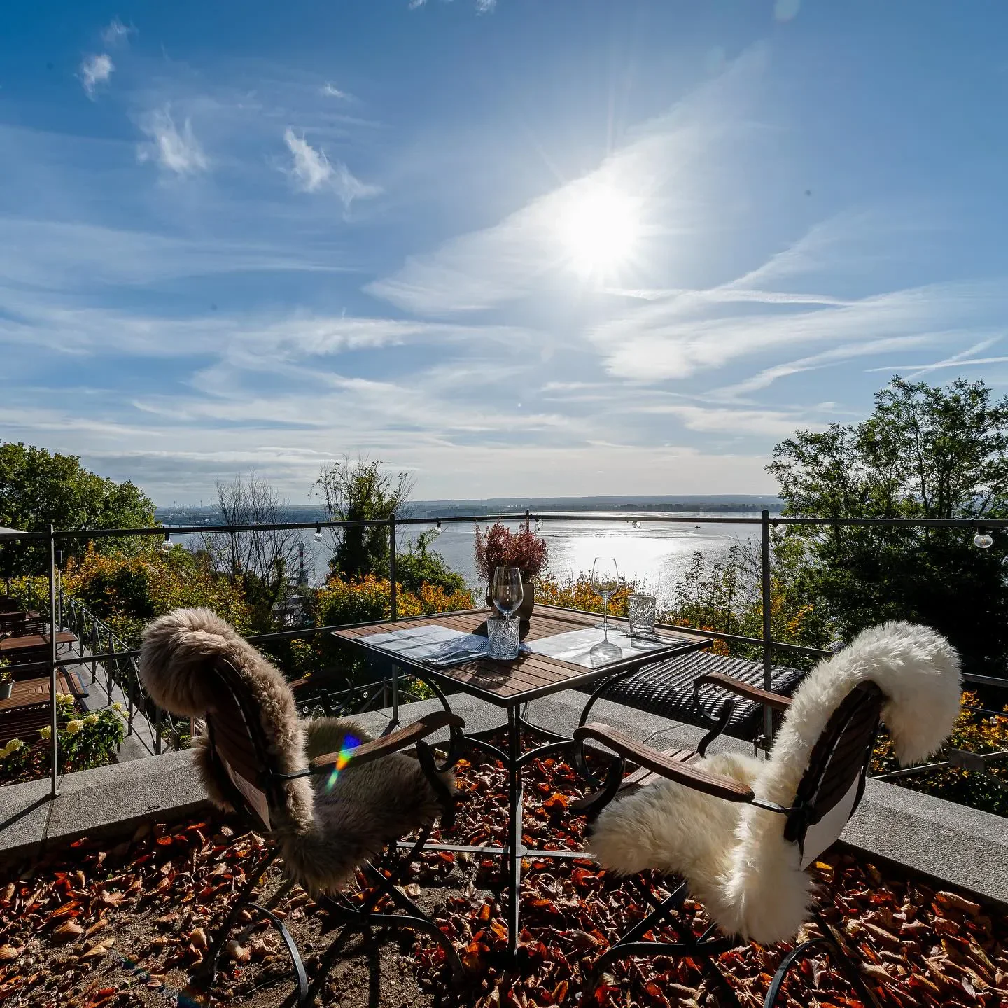 Cozy outdoor seating at Süllberg - Seven Seas in Hamburg with a stunning waterfront view